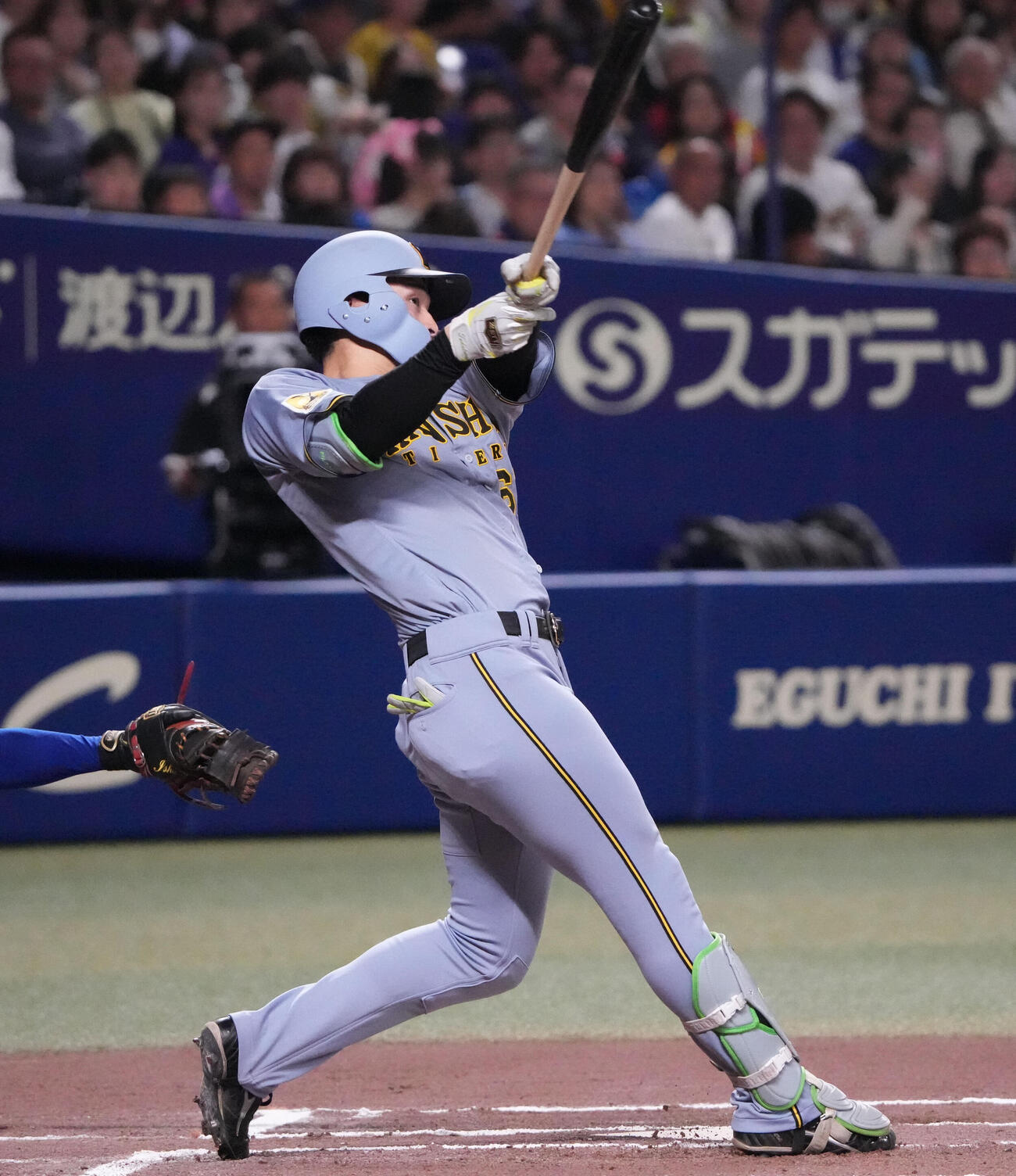 中日対阪神　6回表阪神無死一塁、2点本塁打を放つ高寺望夢（撮影・森本幸一）