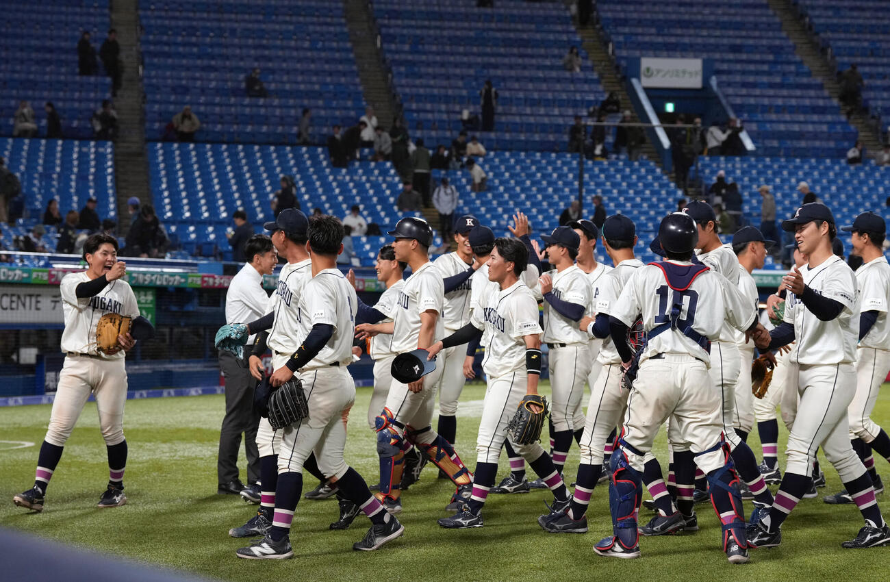 東都大学野球春季リーグ　亜大対国学院大　亜大に勝利し笑顔を見せる国学院大の選手たち（撮影・小島史椰）