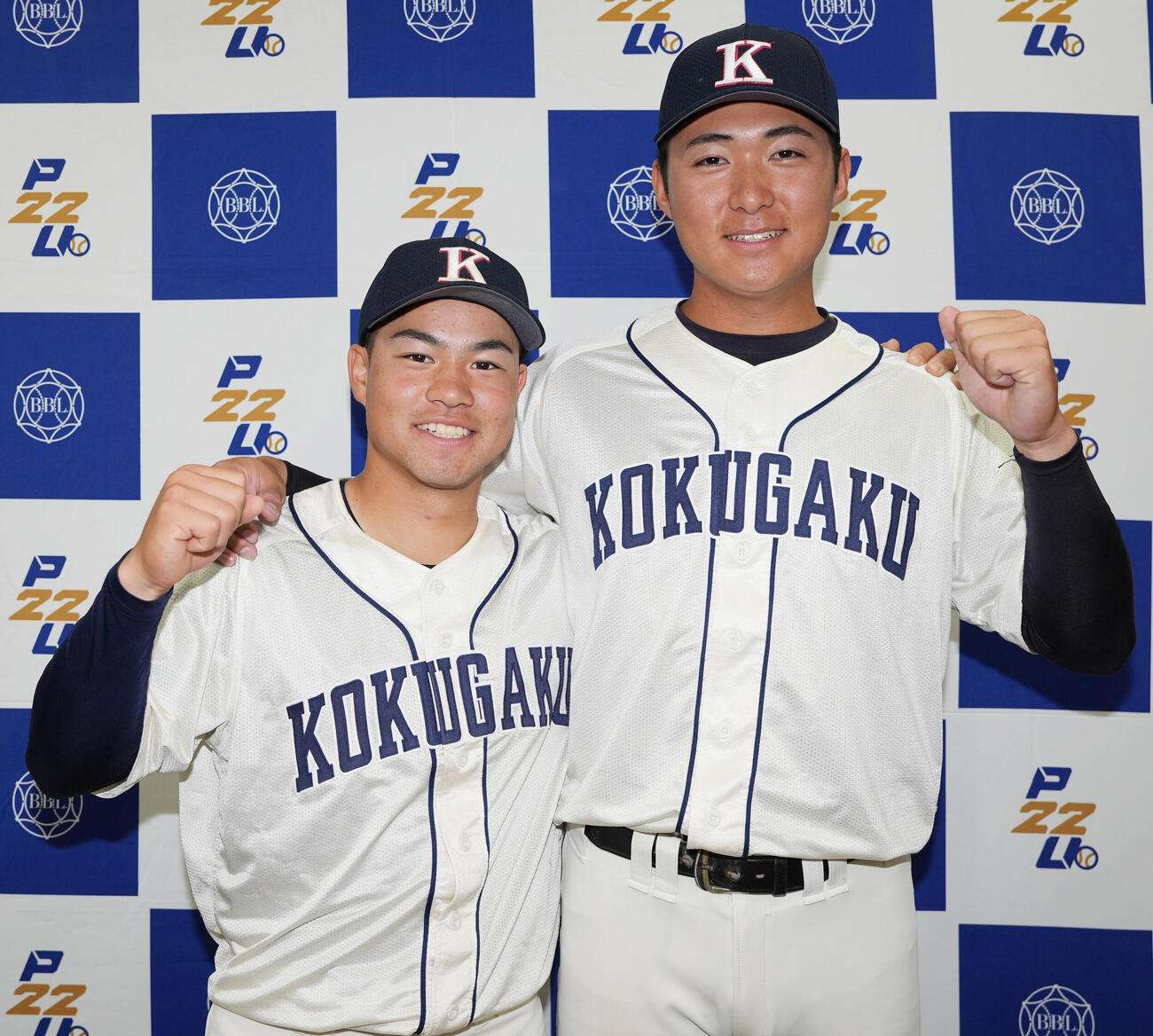 東都大学野球春季リーグ　亜大対国学院大　亜大に勝利しガッツポーズをする国学院大・緒方漣（左）と大谷汰一（撮影・小島史椰）