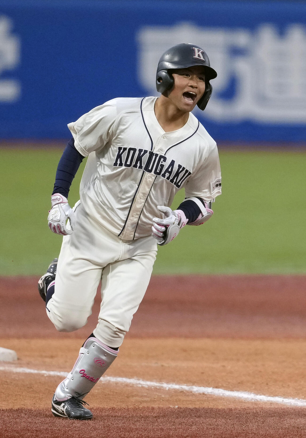 東都大学野球春季リーグ　亜大対国学院大　6回裏国学院大2死、本塁打を放ち雄たけびを上げる緒方漣（撮影・小島史椰）