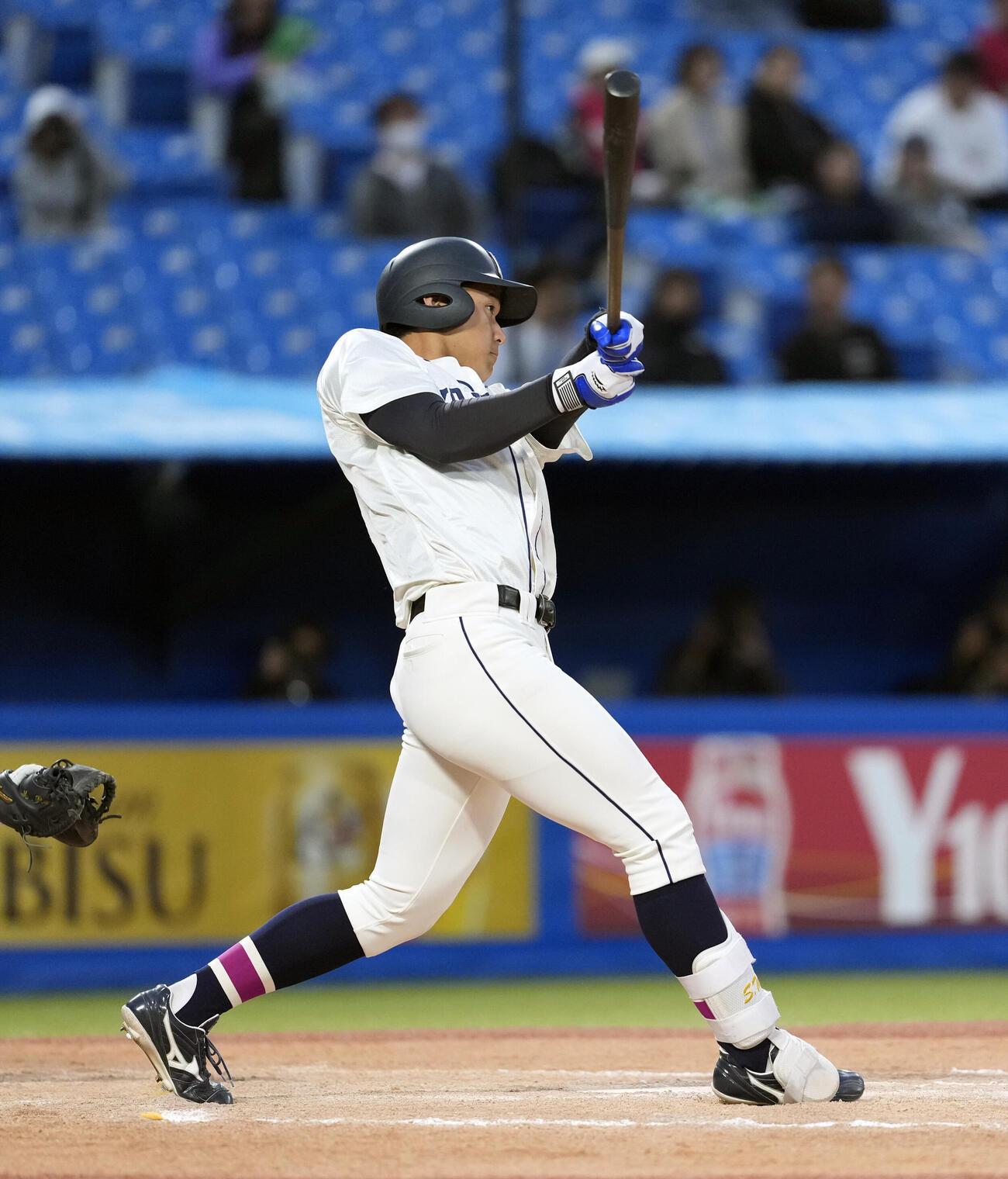 東都大学野球春季リーグ　亜大対国学院大　7回裏国学院大1死、ソロ本塁打を放つ大谷汰一（撮影・小島史椰）