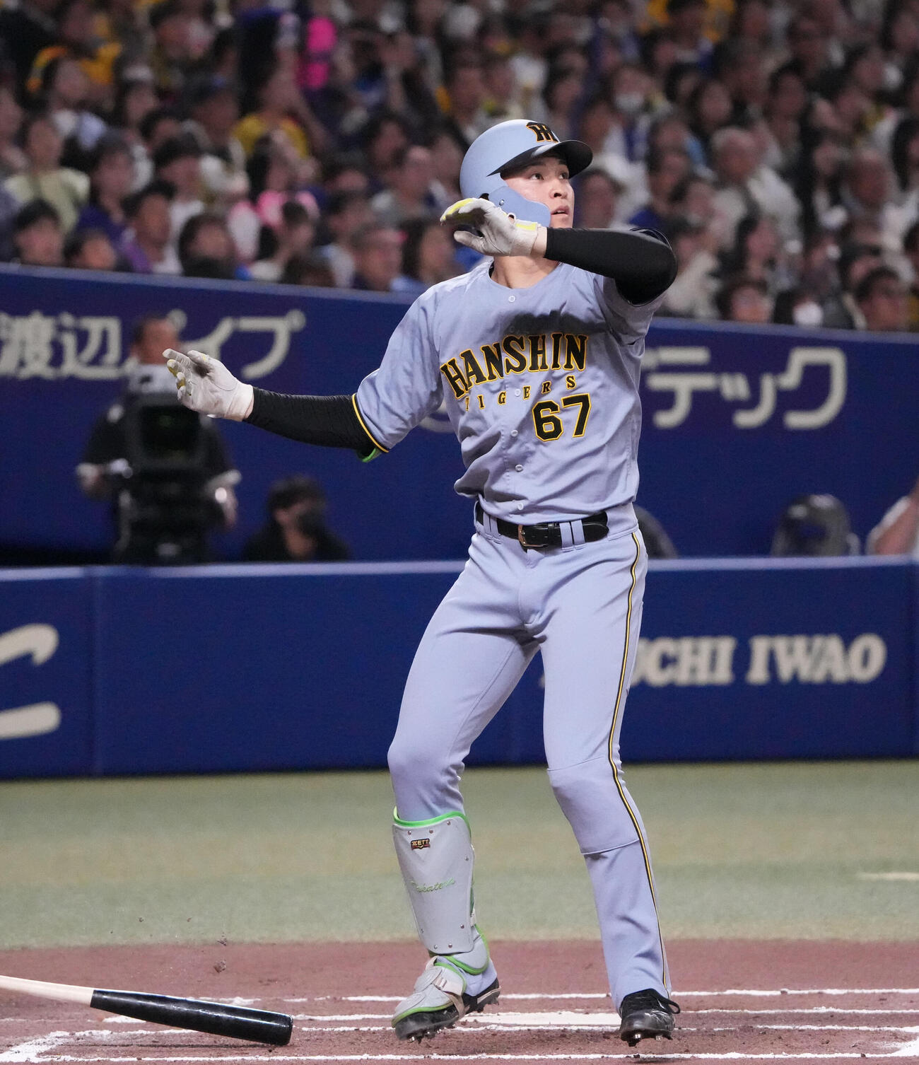 中日対阪神　6回表阪神無死一塁、2点本塁打を放つ高寺望夢（撮影・森本幸一）