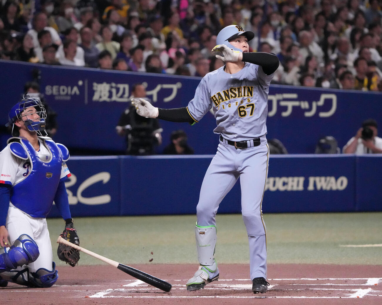 中日対阪神　6回表阪神無死一塁、2点本塁打を放つ高寺望夢（撮影・森本幸一）