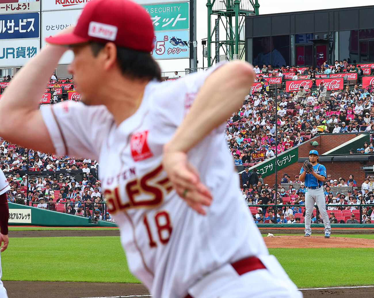 楽天対日本ハ　楽天前田健太（手前）がマエケン体操をする中、マウンドに立つ伊藤大海（撮影・野上伸悟）