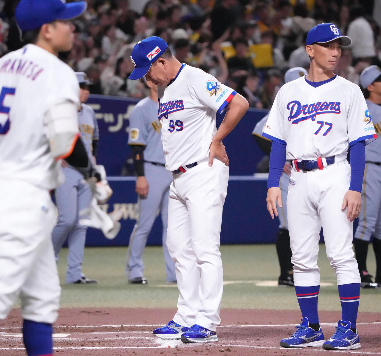 中日対阪神　試合終了、井上一樹監督（右から2人目）は整列しあいさつをする（撮影・森本幸一）