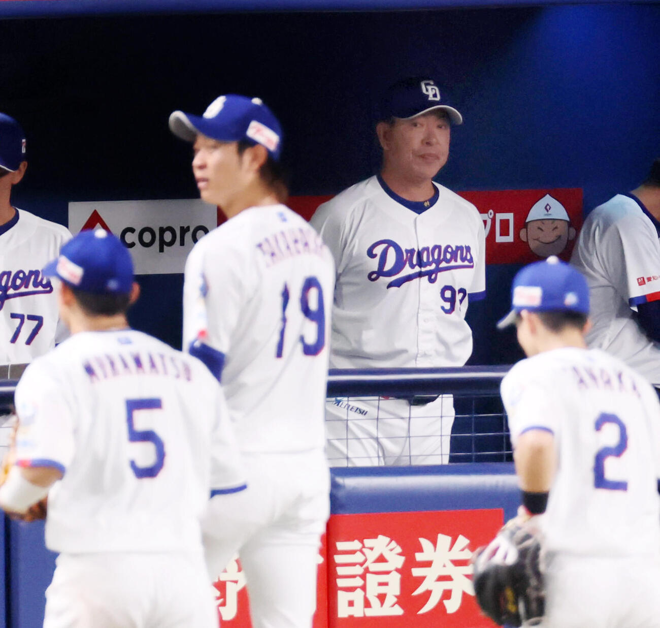 中日対阪神　6回表を終えベンチからグラウンドを見る中日井上一樹監督（撮影・加藤哉）