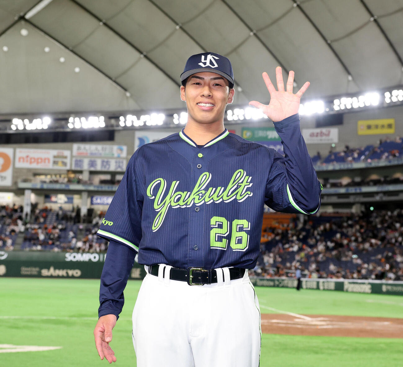 巨人対ヤクルト　両リーグトップとなる5勝目を挙げ「5」のポーズをとるヤクルト山野太一（撮影・浅見桂子）