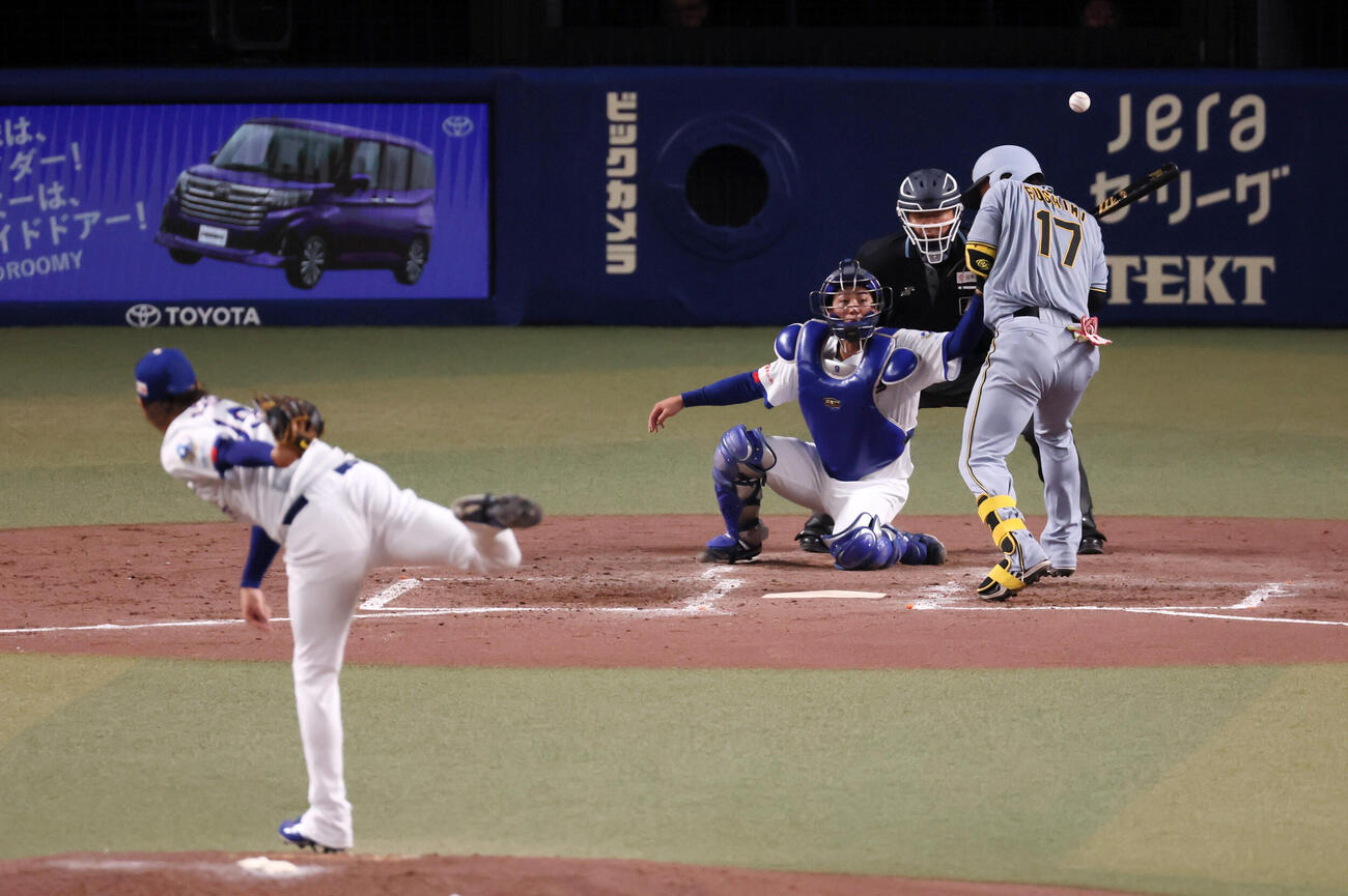 中日対阪神　5回表阪神2死、伏見寅威のとき高橋宏斗の投じたボールがすっぽ抜ける（撮影・加藤哉）