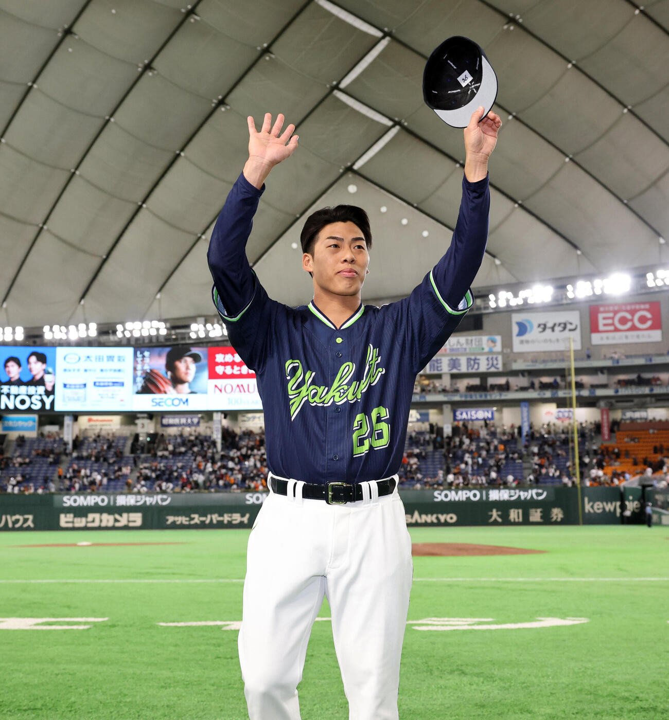 巨人対ヤクルト　両リーグトップとなる5勝目を挙げスタンドに手を振るヤクルト山野太一　（撮影・浅見桂子）