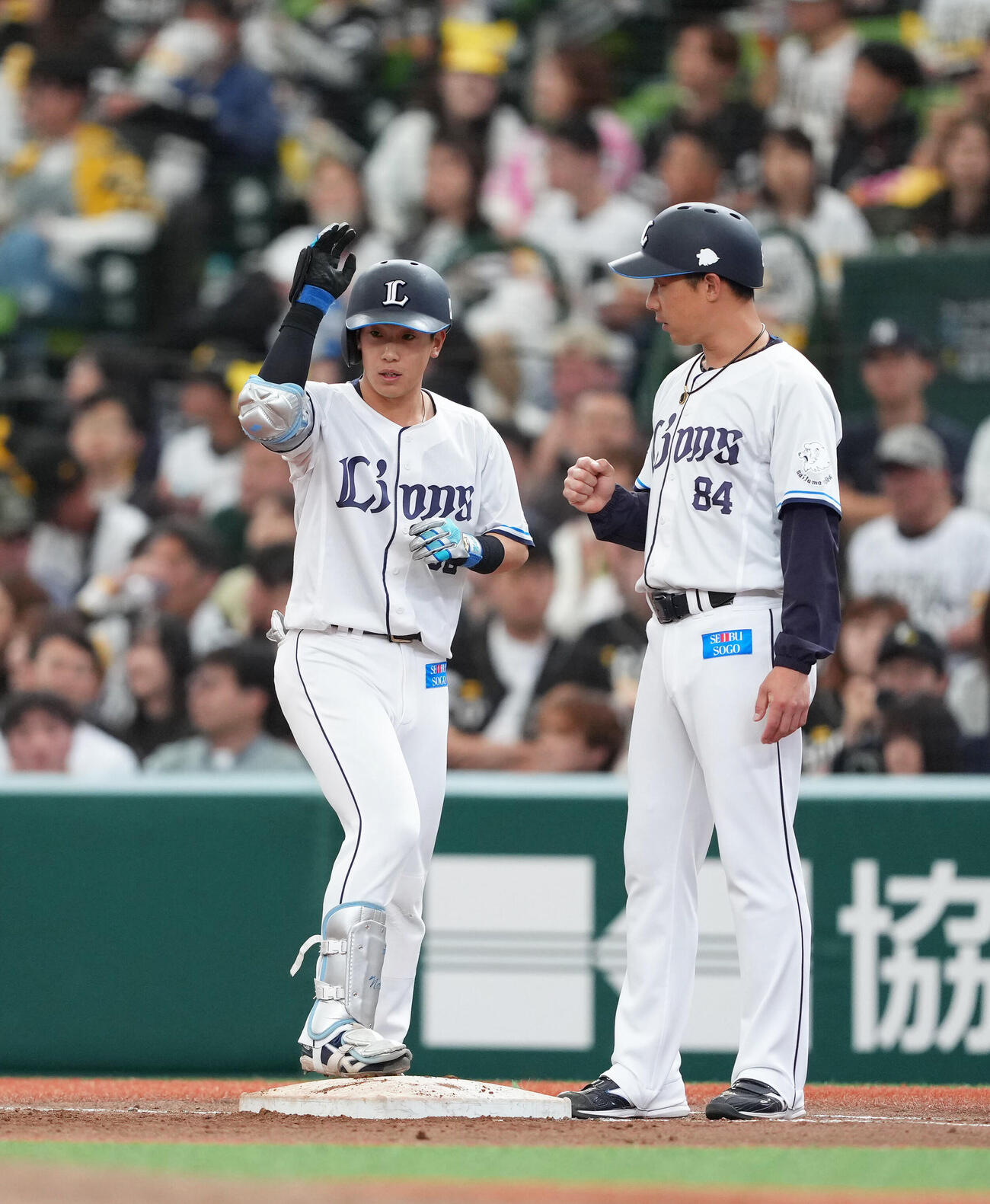 西武対ソフトバンク　7回裏西武2死一、二塁、滝沢夏央（左）は左前適時打を放つ（撮影・足立雅史）