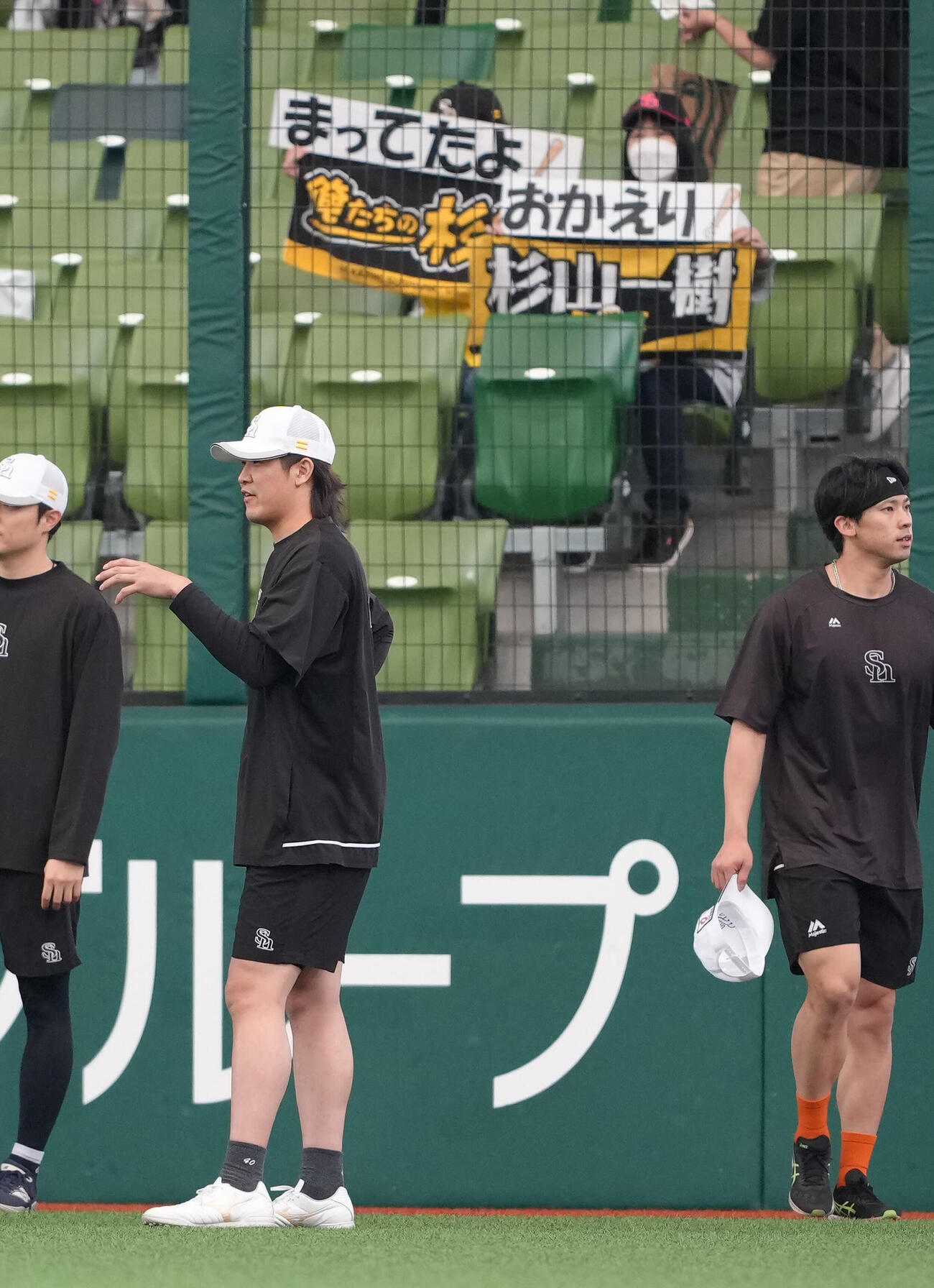 西武対ソフトバンク　ファンが見つめる中、練習に臨むソフトバンク杉山一樹（撮影・足立雅史）