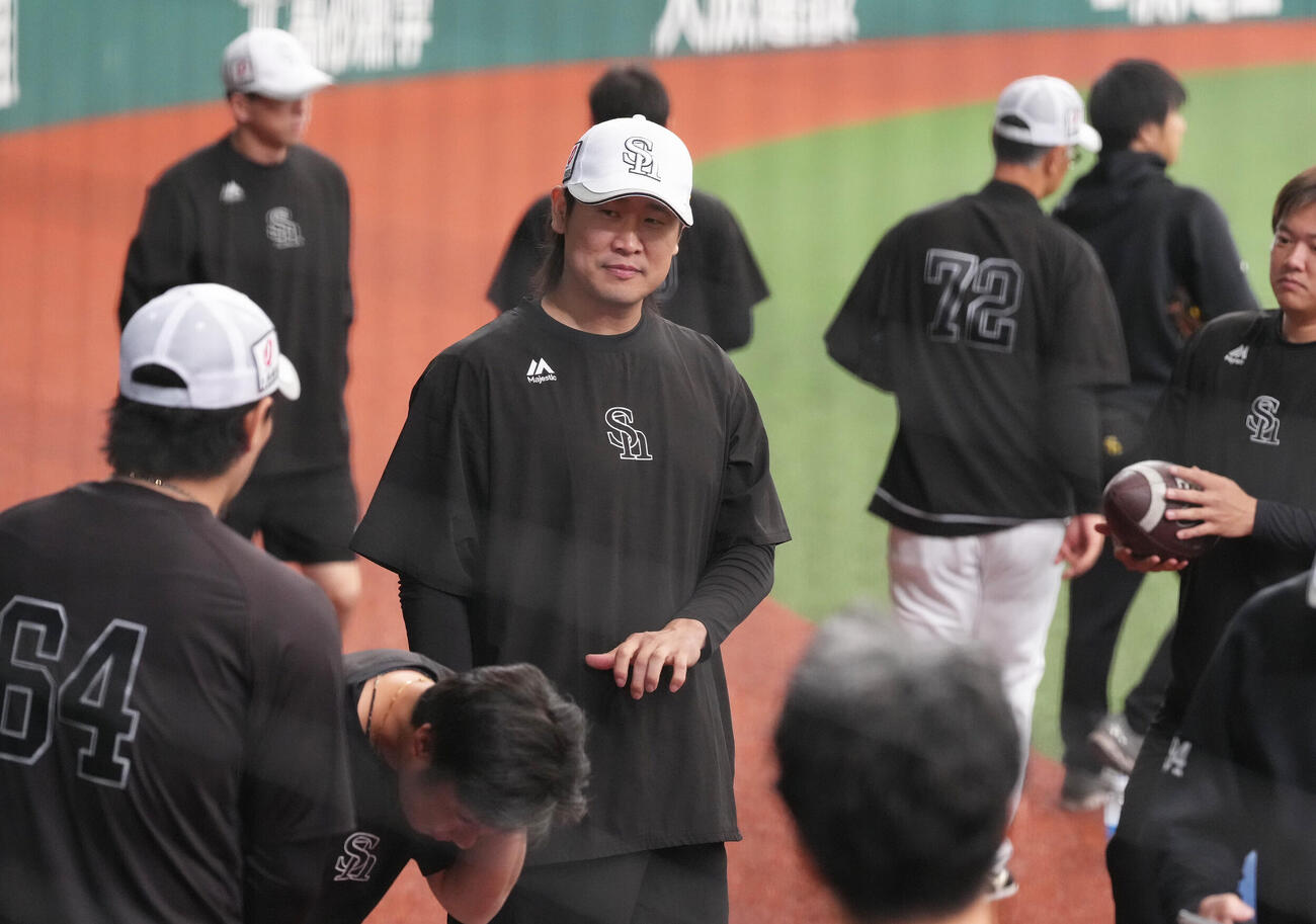 西武対ソフトバンク　練習に臨むソフトバンク杉山一樹（中央）（撮影・足立雅史）