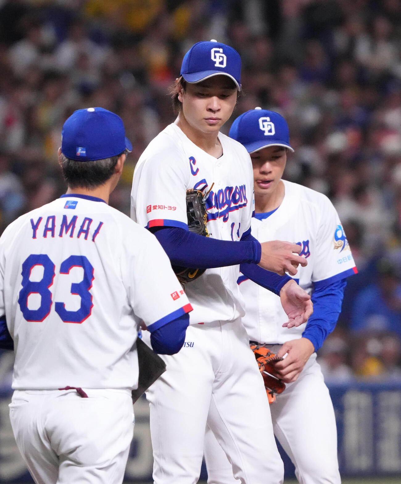 中日対阪神　6回表阪神1死一、二塁、マウンドの高橋宏斗（中央）のもとに集まる中日ナイン（撮影・森本幸一）