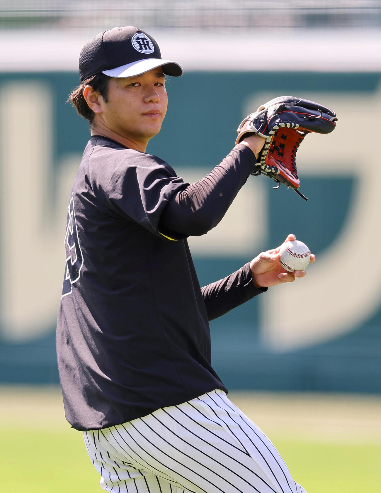 キャッチボールをする阪神高橋遥人（撮影・上田博志）