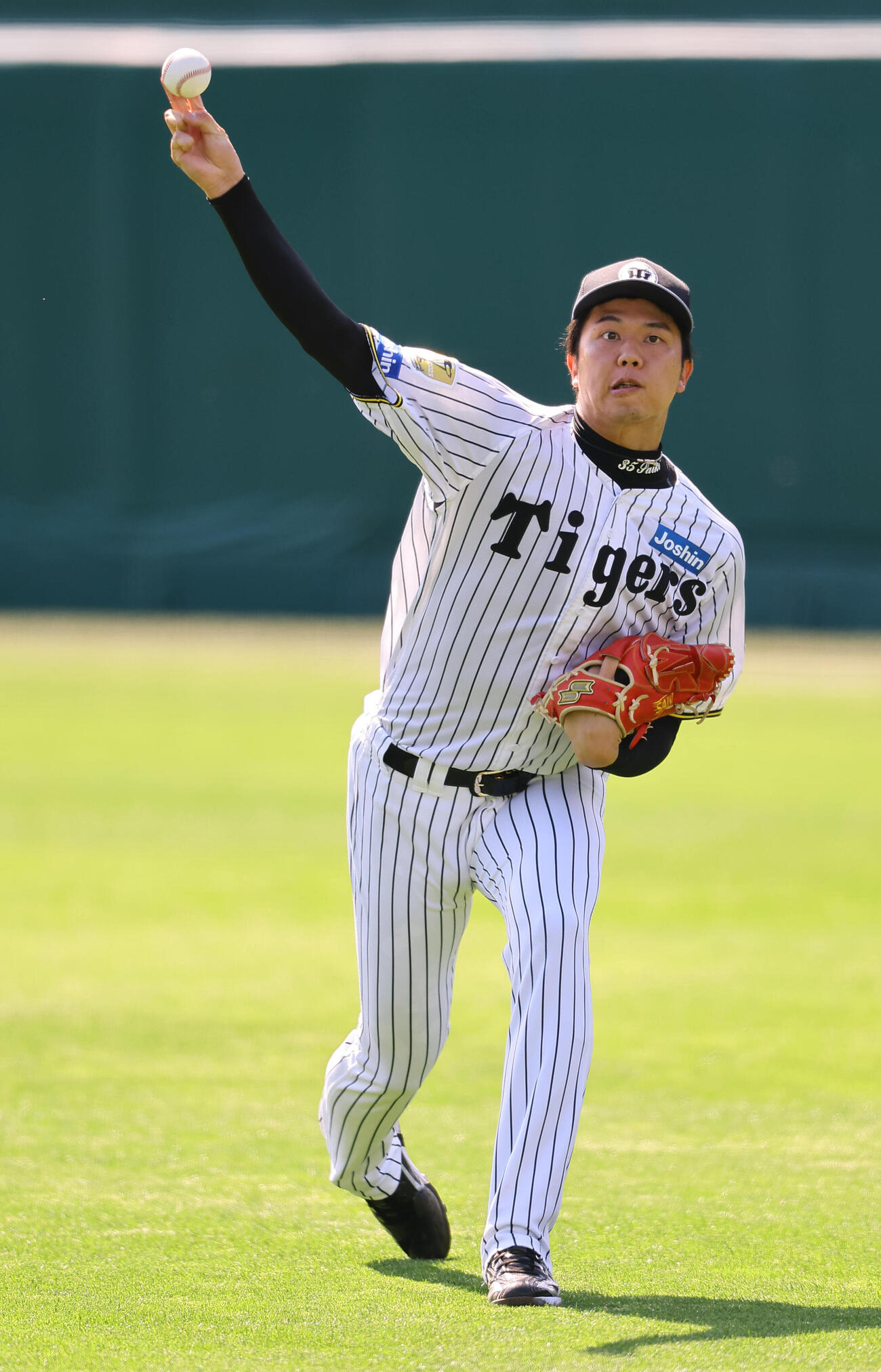 キャッチボールをする阪神才木浩人（撮影・上田博志）