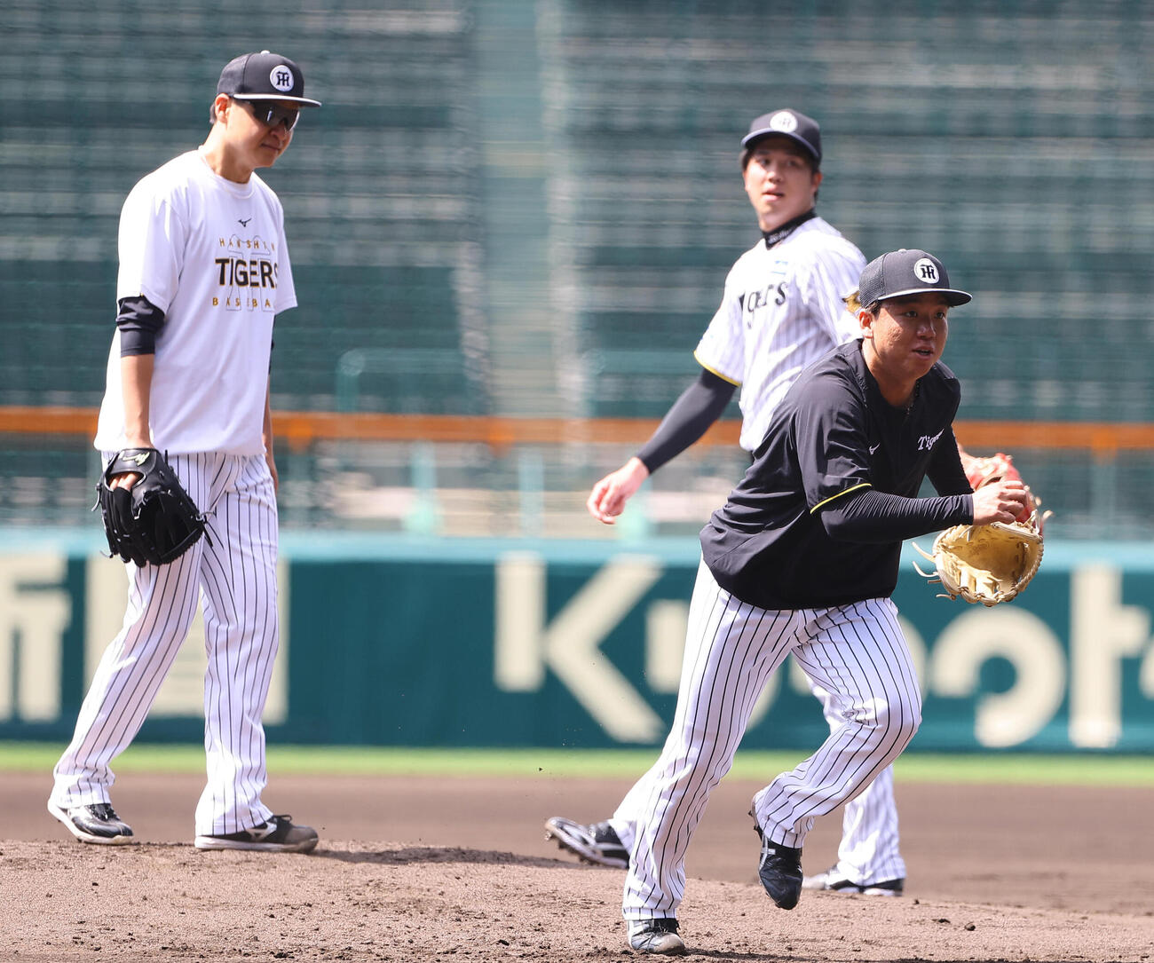 投内連係プレーの練習をする左から大竹耕太郎、才木浩人、村上頌樹（撮影・上田博志）
