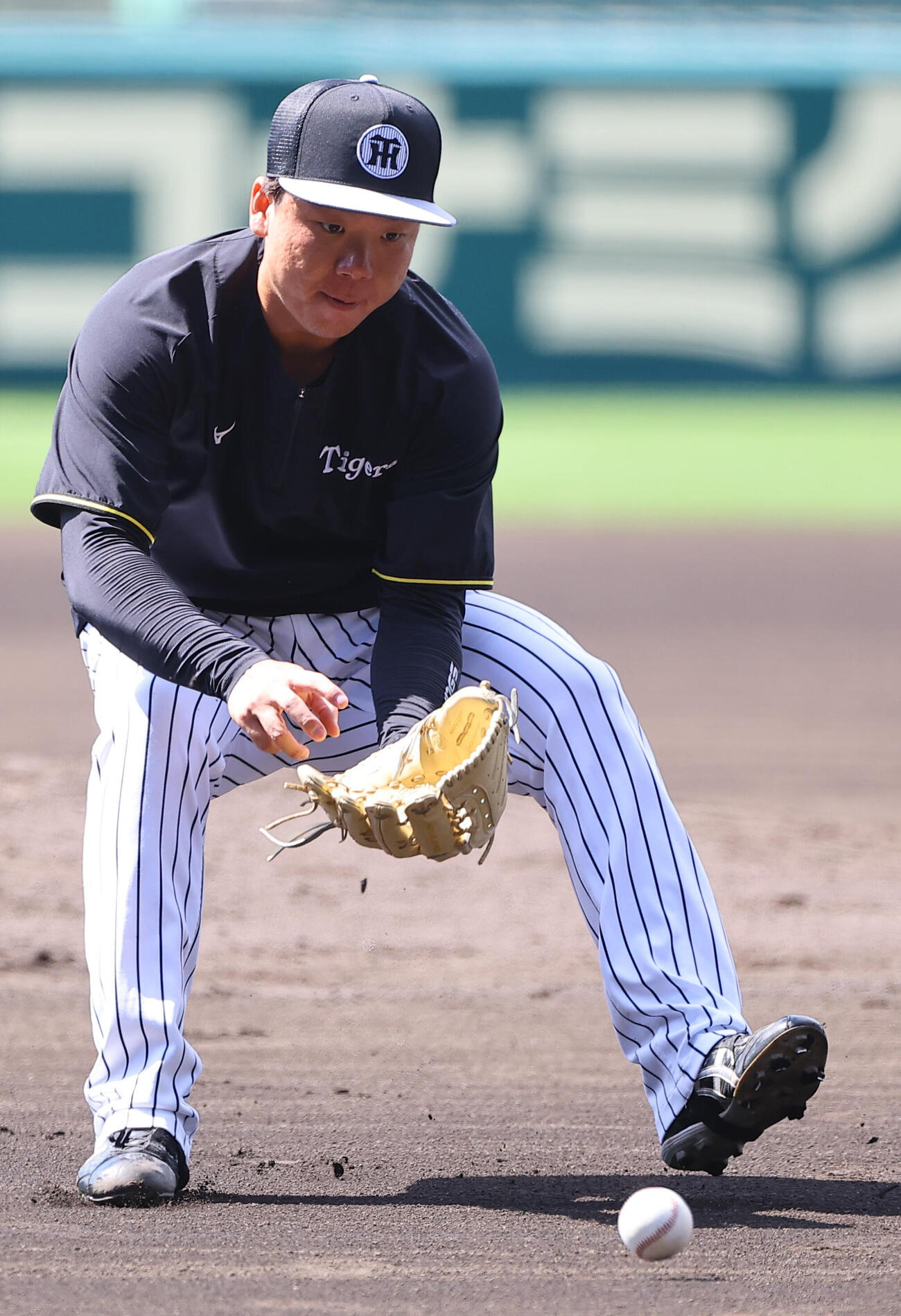 投内連係プレーの練習をする村上頌樹（撮影・上田博志）