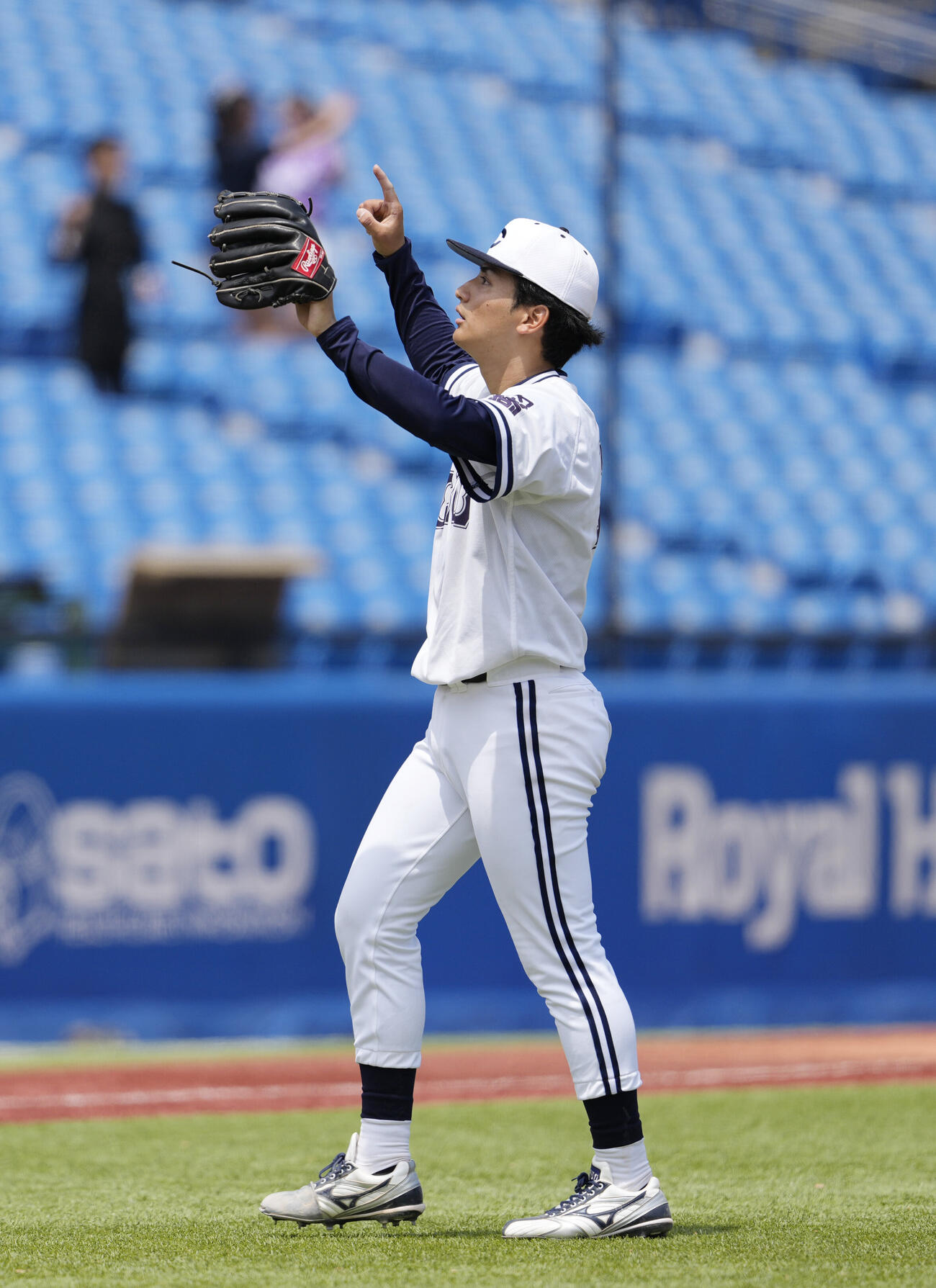東都大学野球春季リーグ　立正大対中大　立正大に勝利し両手を上げる中大・東恩納蒼（撮影・小島史椰）