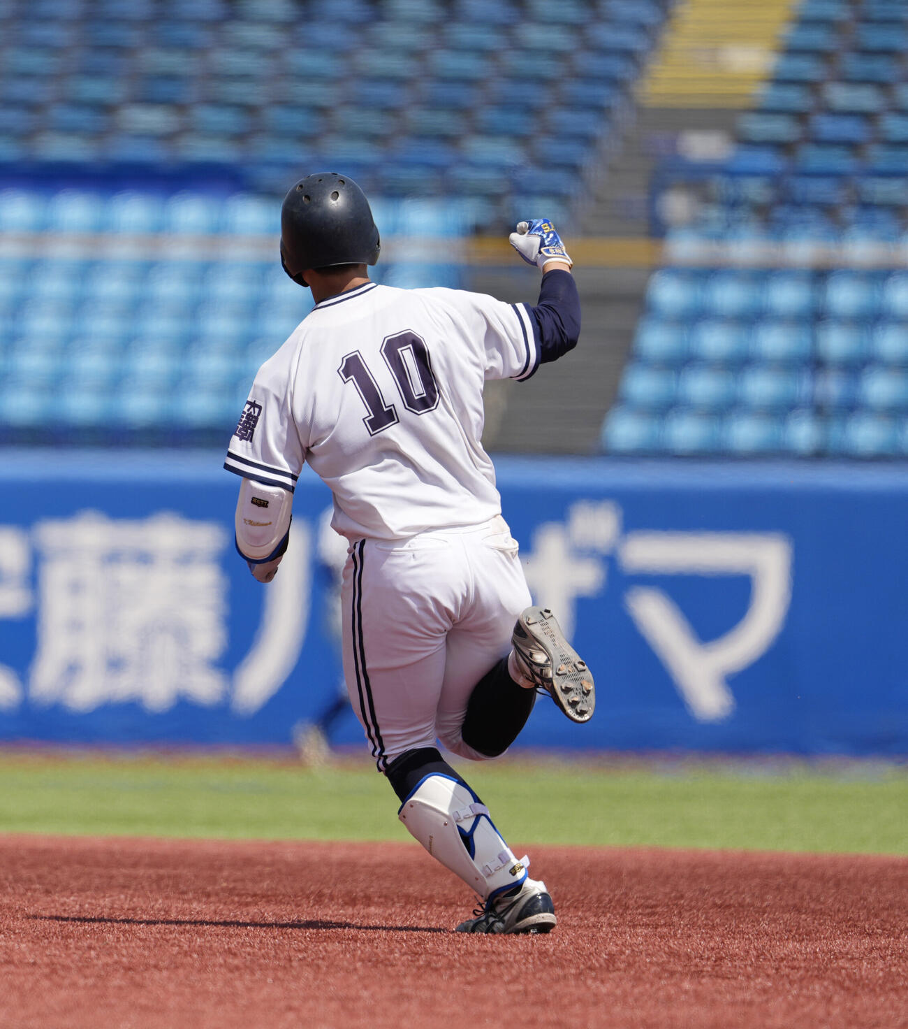 東都大学野球春季リーグ　立正大対中大　5回裏中大無死、ソロ本塁打を放ち二塁を回る新妻恭介（撮影・小島史椰）