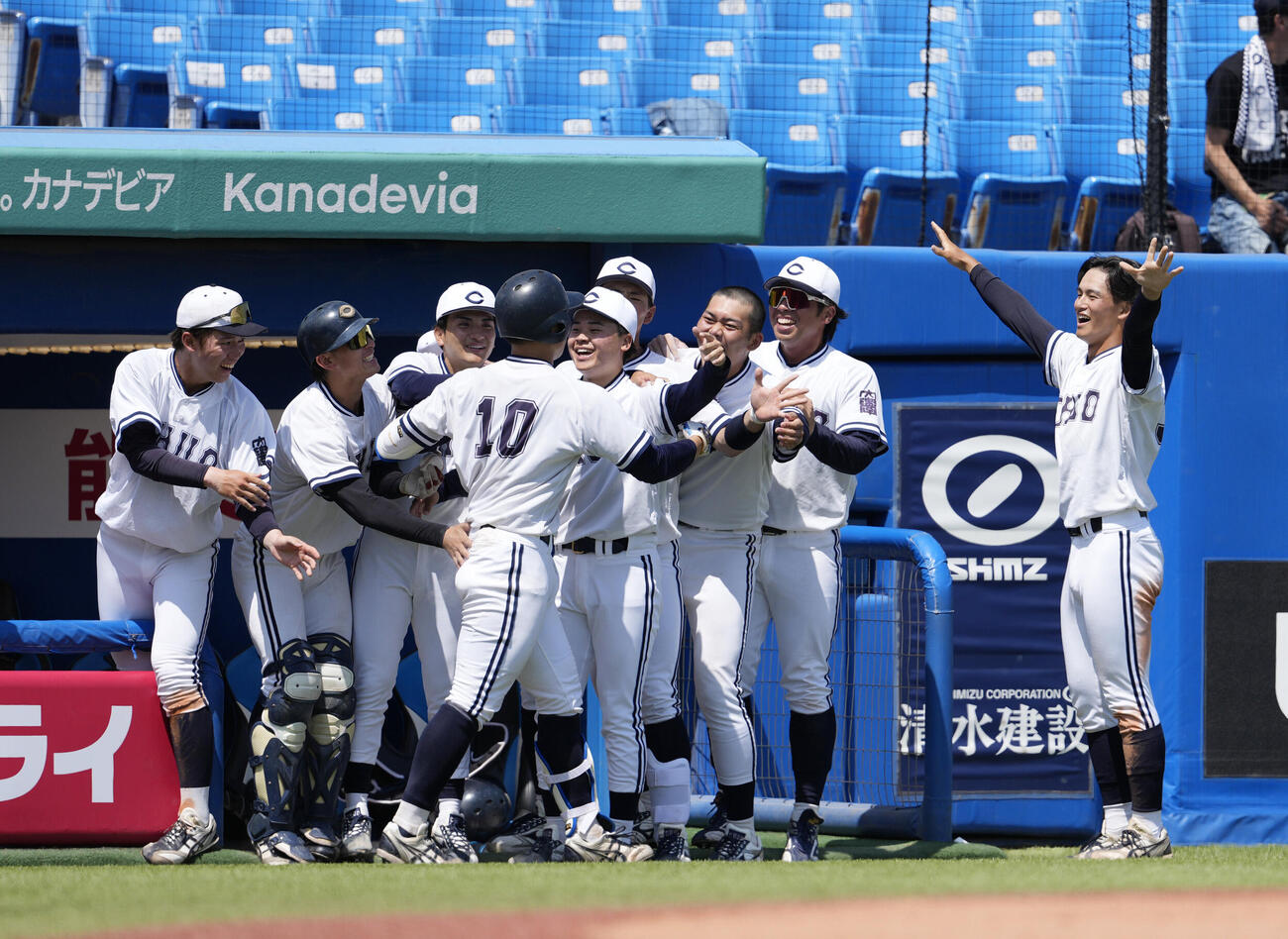 東都大学野球春季リーグ　立正大対中大　5回裏中大無死、ソロ本塁打を放ちナインから祝福される新妻恭介（撮影・小島史椰）