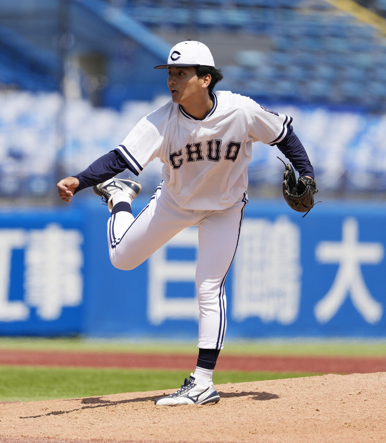 東都大学野球春季リーグ　5回表から登板し力投する東恩納蒼（撮影・小島史椰）