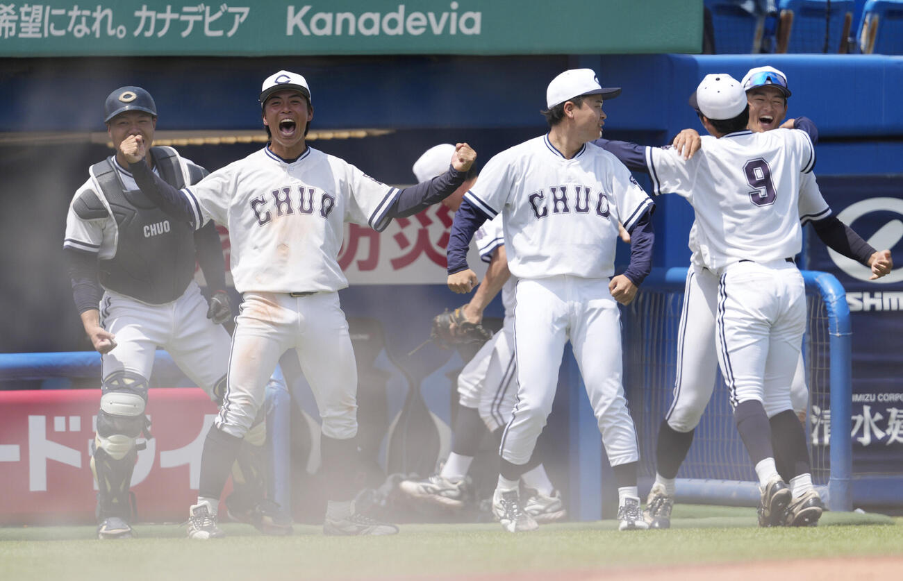 東都大学野球春季リーグ　立正大対中大　8回裏中大1死一、二塁、橋本航河が勝ち越しの適時打を放ち喜ぶナイン（撮影・小島史椰）