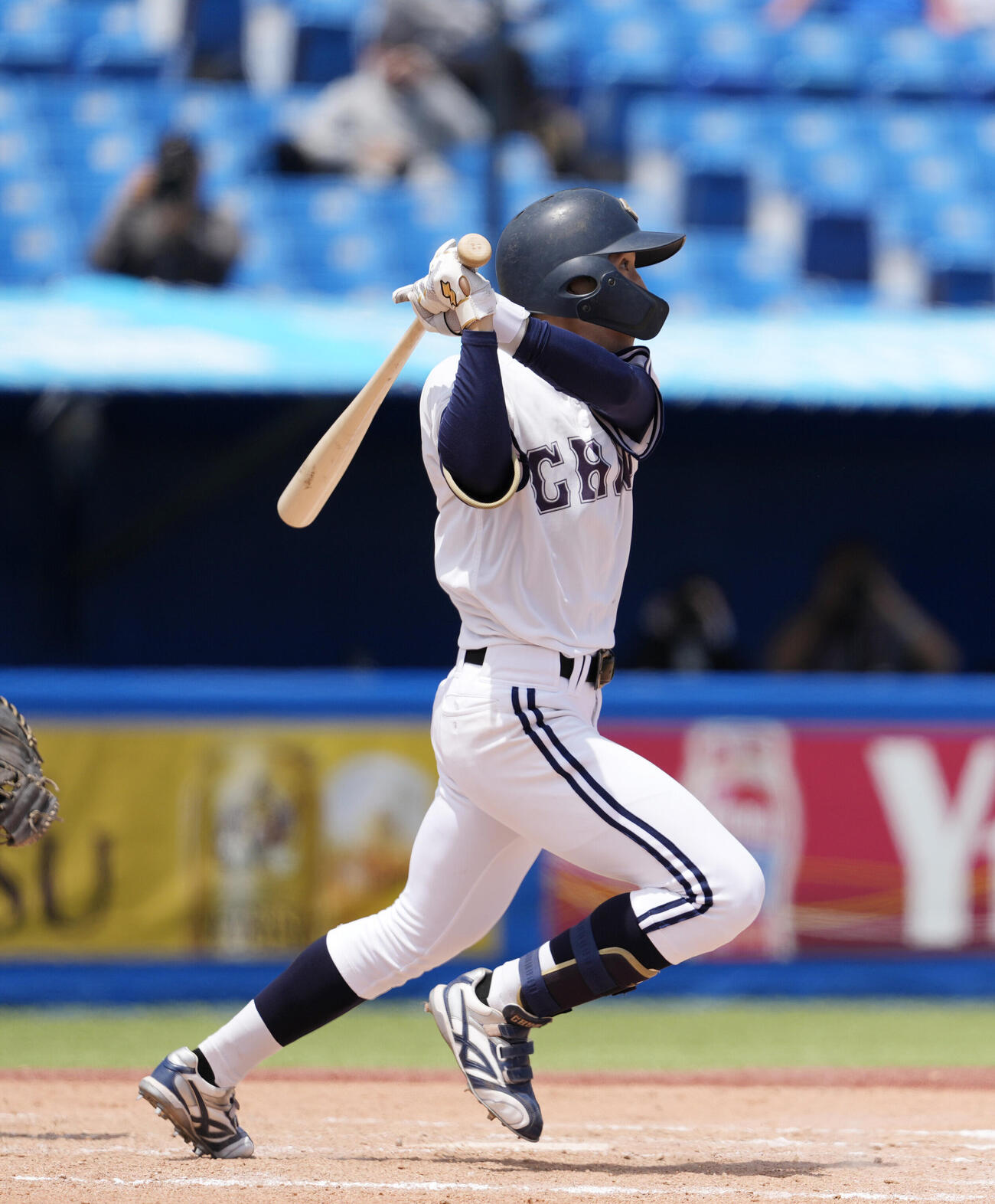 東都大学野球春季リーグ　立正大対中大　8回裏中大1死一、二塁、勝ち越しの適時打を放つ橋本航河（撮影・小島史椰）
