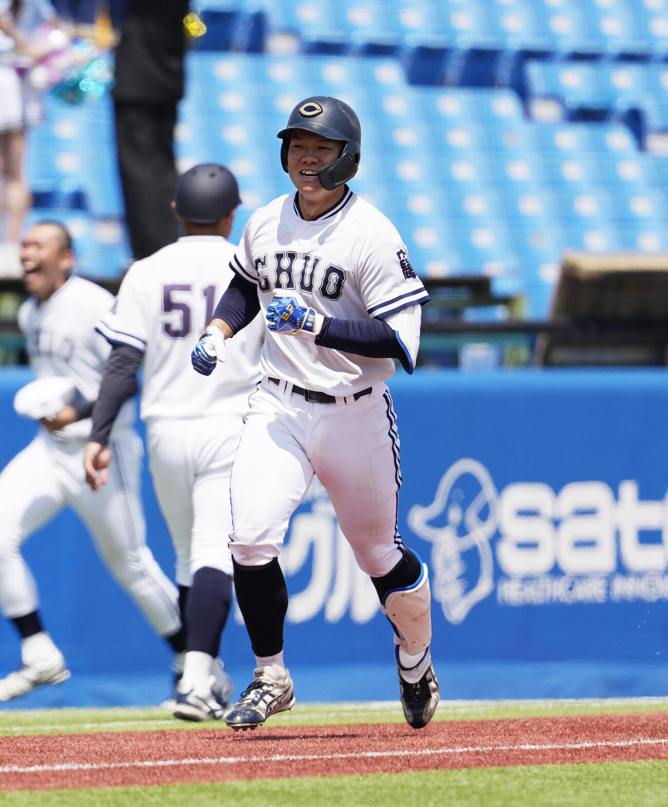 東都大学野球春季リーグ　立正大対中大　5回裏中大無死、ソロ本塁打を放ち三塁を回る新妻恭介（撮影・小島史椰）