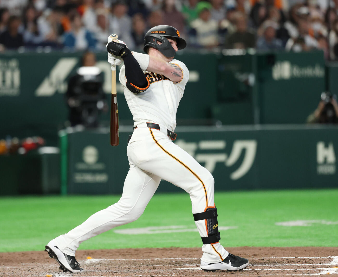 巨人対ヤクルト　8回裏巨人1死、安打を放つトレイ・キャベッジ（撮影・増田悦実）