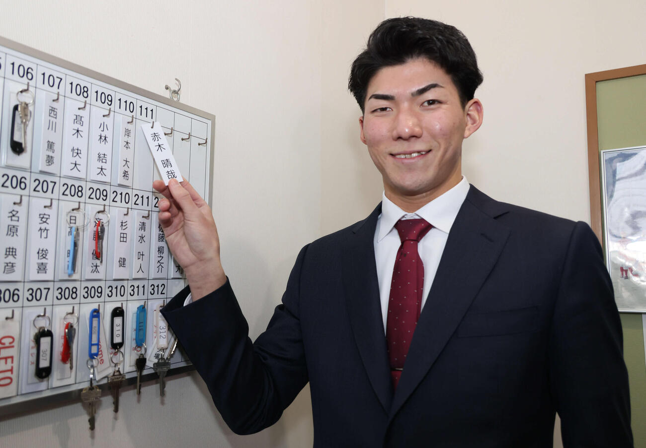 1月7日、入寮する広島ドラフト5位の赤木晴哉