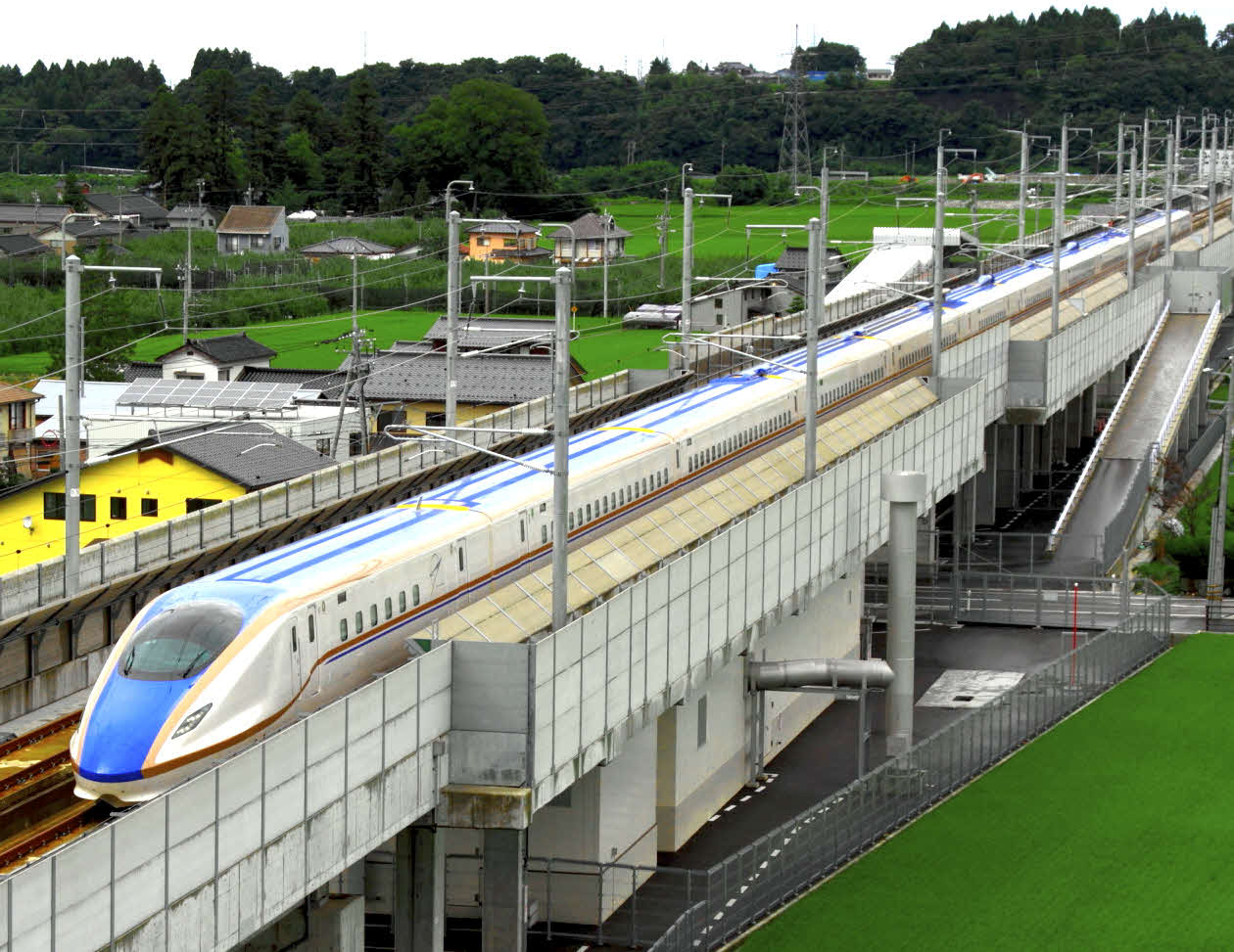 富山県内を試験走行する北陸新幹線（2015年3月撮影）