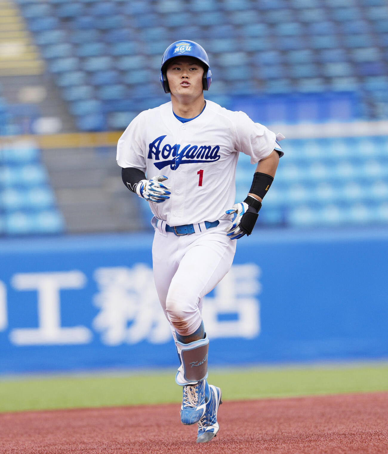 東都大学野球春季リーグ　青学大対東洋大　9回表青学大1死満塁、満塁本塁打を放ち三塁を回る渡部海（撮影・小島史椰）