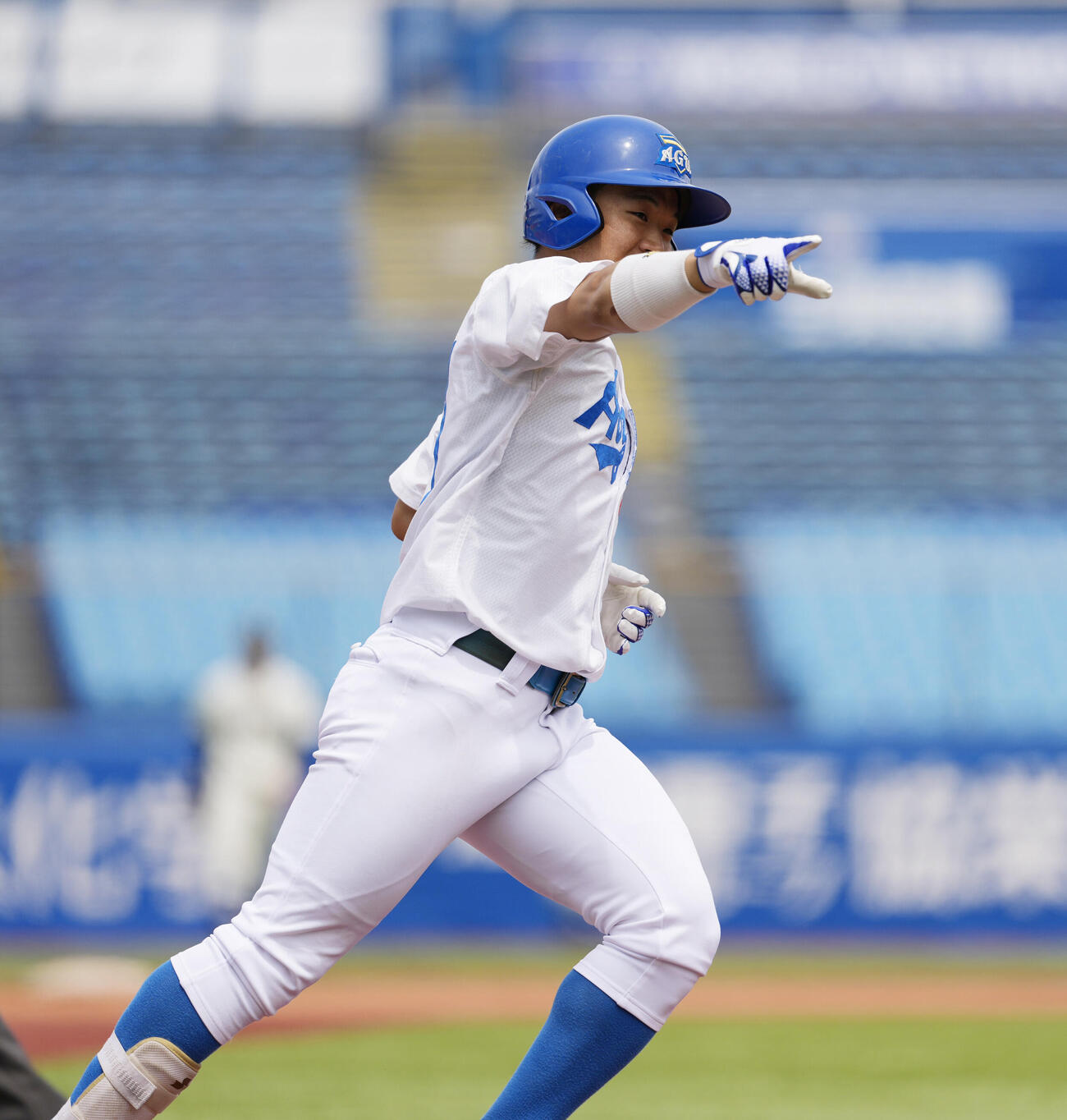 東都大学野球春季リーグ　青学大対東洋大　4回表青学大1死、ソロ本塁打を放ち三塁を回る谷口勇人（撮影・小島史椰）