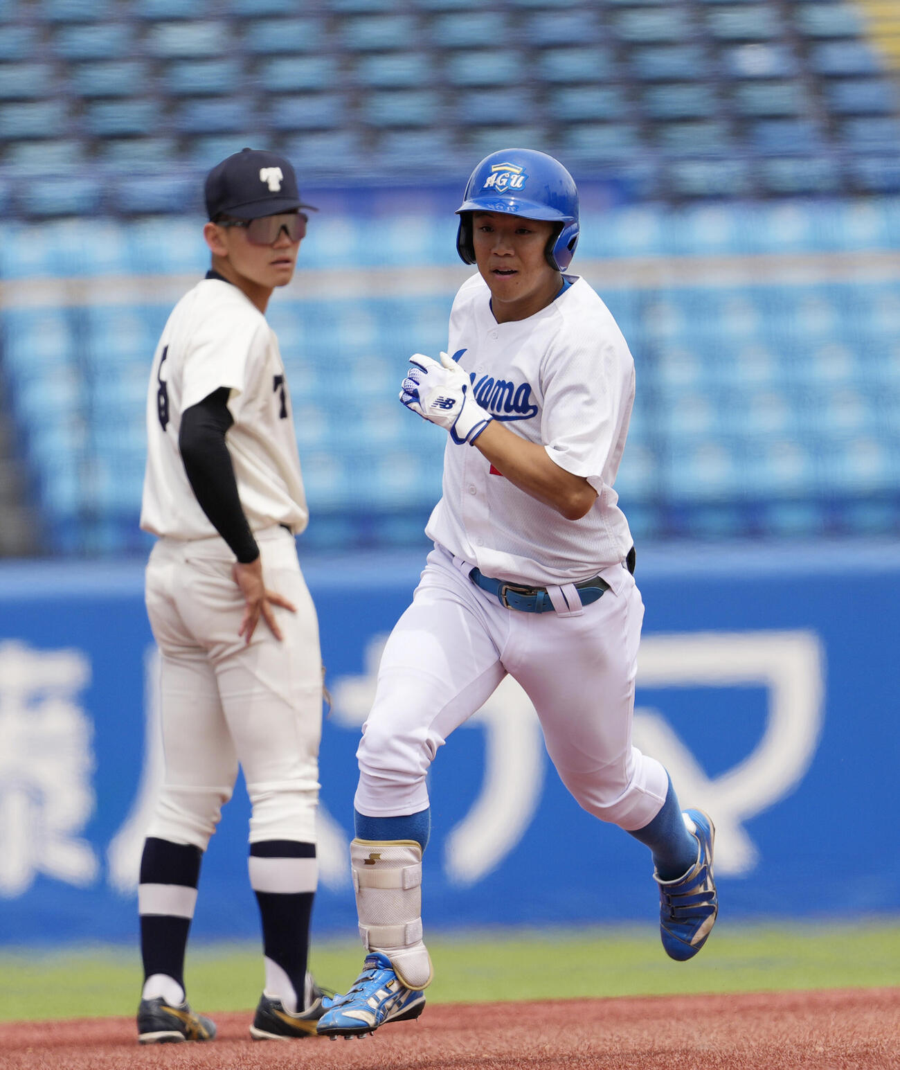 東都大学野球春季リーグ　青学大対東洋大　4回表青学大1死、ソロ本塁打を放ち二塁を回る谷口勇人（撮影・小島史椰）