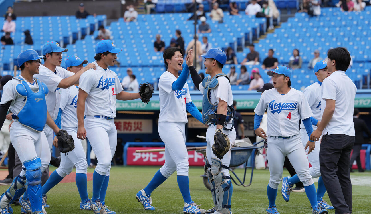東都大学野球春季リーグ　青学大対東洋大　東洋大に勝利し喜ぶ青学大の選手たち（撮影・小島史椰）