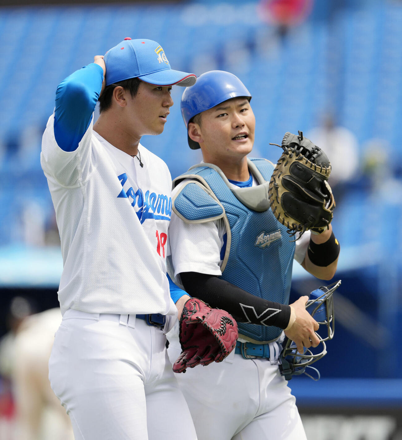 東都大学野球春季リーグ　青学大対東洋大　3回裏東洋大2死、金丸健司から空振り三振を奪い話す鈴木泰成（左）と渡部海（撮影・小島史椰）