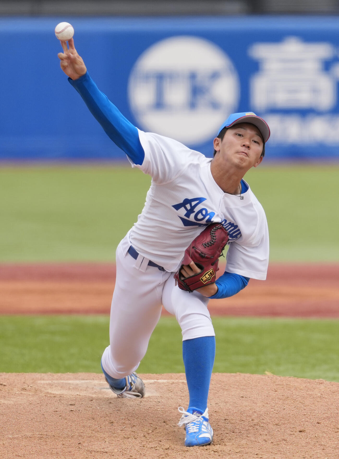 東都大学野球春季リーグ　青学大対東洋大　力投する先発の青学大・鈴木泰成（撮影・小島史椰）