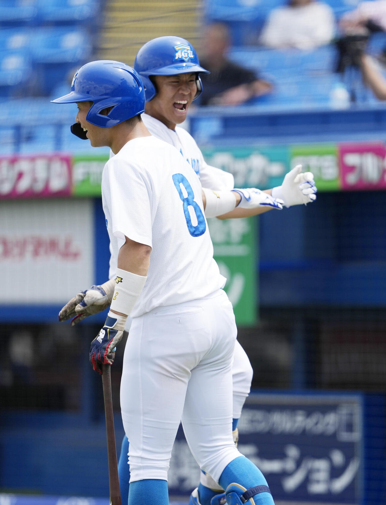 東都大学野球春季リーグ　青学大対東洋大　4回表青学大1死、ソロ本塁打を放ち生還後、喜びを爆発させる谷口勇人（右）（撮影・小島史椰）