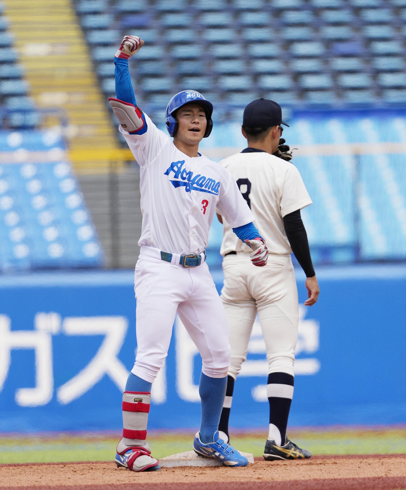 東都大学野球春季リーグ　青学大対東洋大　7回表青学大2死二塁、適時二塁打を放ちガッツポーズをする松本大和（撮影・小島史椰）