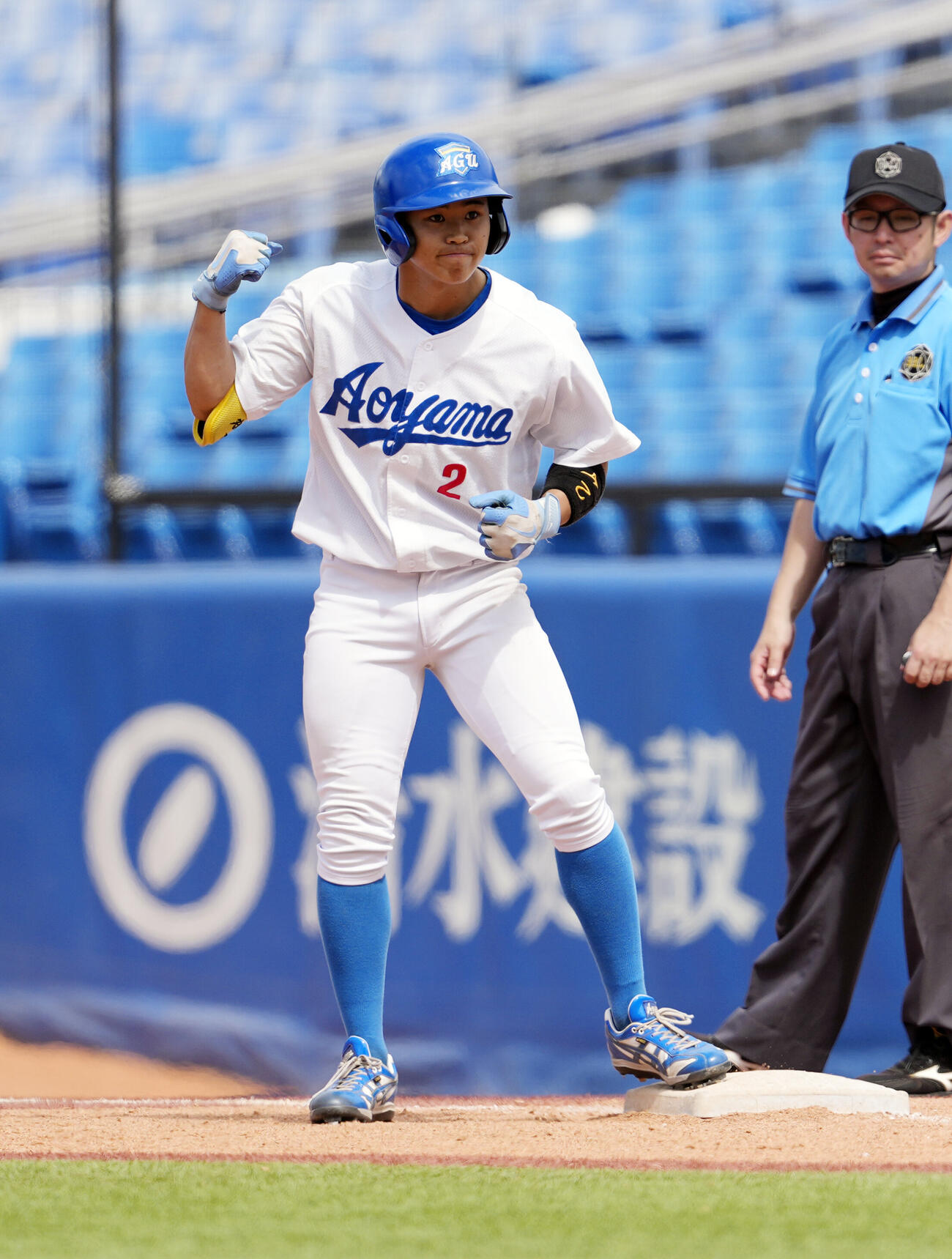東都大学野球春季リーグ　青学大対東洋大　9回表青学大1死三塁、適時打を放ちガッツポーズをする橋本友樹（撮影・小島史椰）