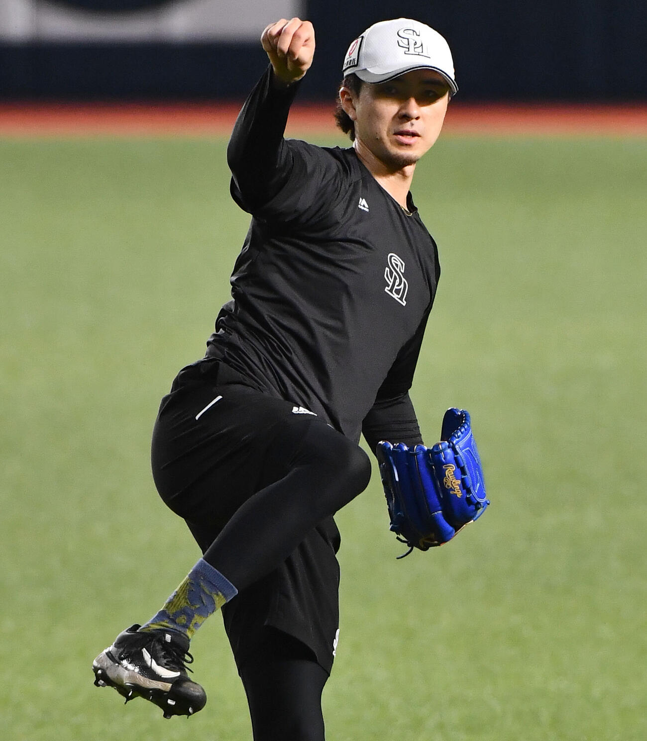 キャッチボールを行うソフトバンク上沢直之（撮影・岩下翔太）