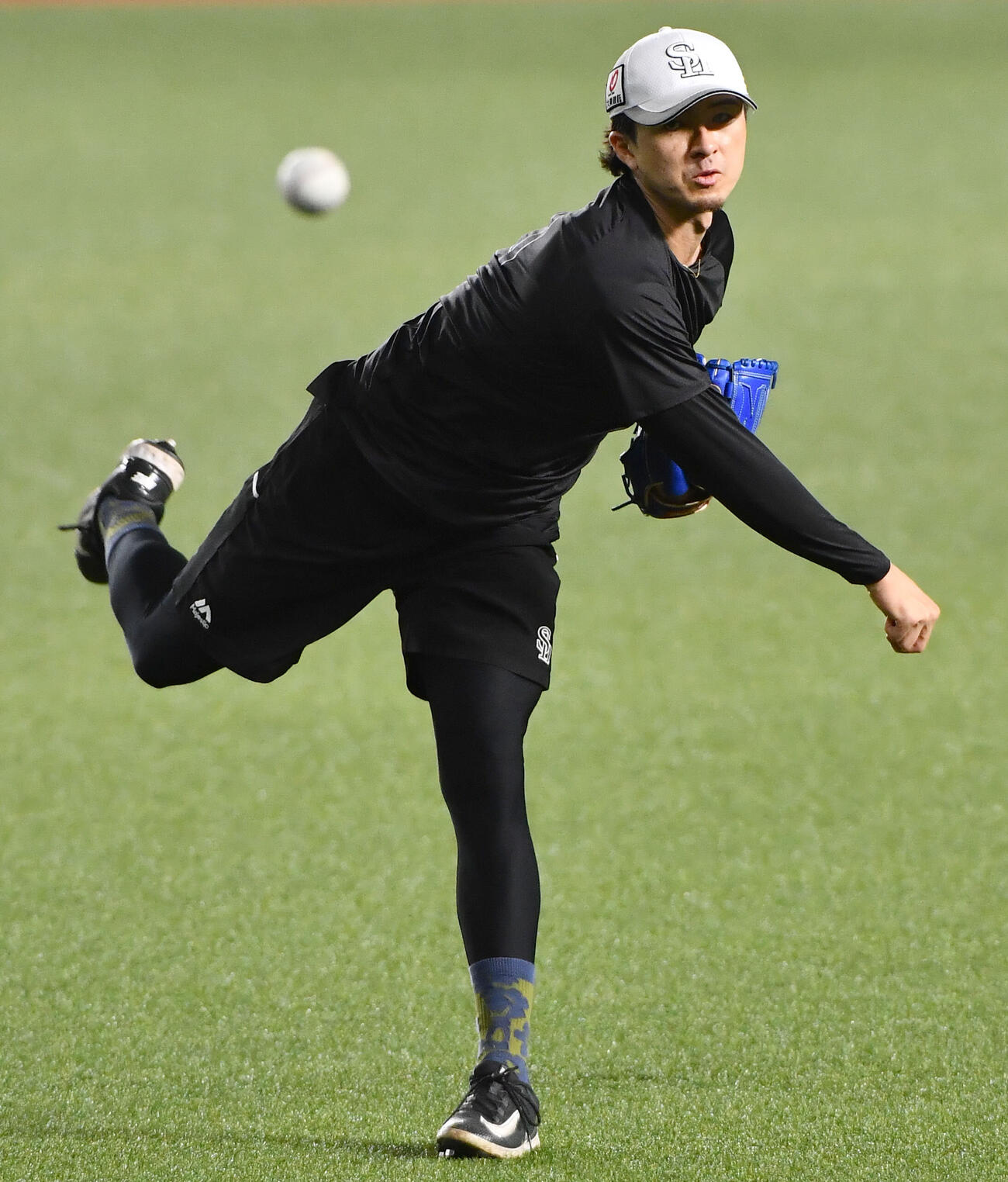 キャッチボールを行うソフトバンク上沢直之（撮影・岩下翔太）