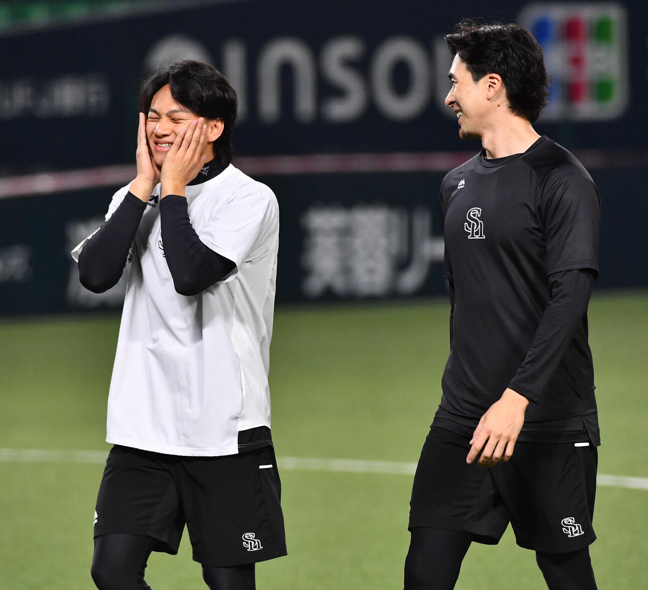 徐若熙（左）と談笑するソフトバンク上沢直之（撮影・岩下翔太）
