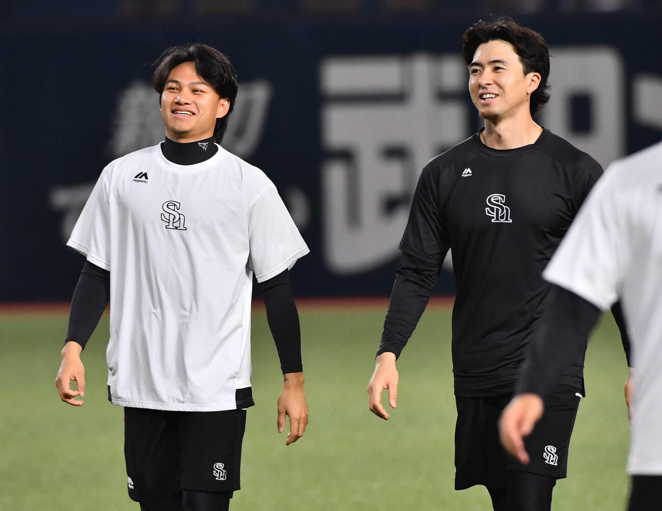 徐若熙（左）と談笑するソフトバンク上沢直之（撮影・岩下翔太）