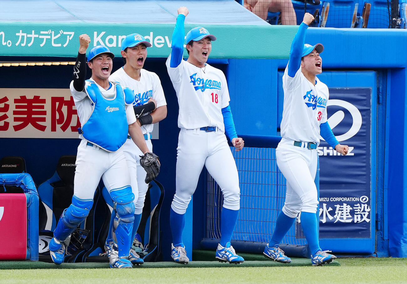 東都大学野球　青学大対東洋大　東洋大に勝利し、ベンチでガッツポーズを見せる鈴木泰成（左から3人目）ら青学大の選手たち（撮影・江口和貴）