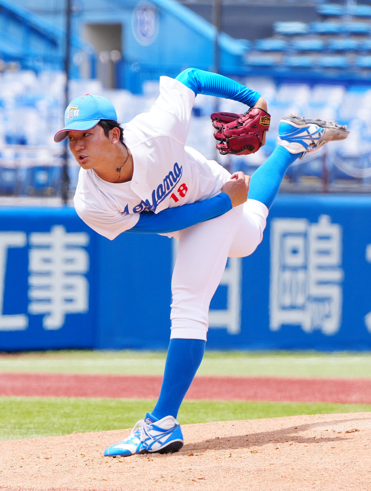東都大学野球　青学大対東洋大　力投する青学大先発の鈴木泰成（撮影・江口和貴）