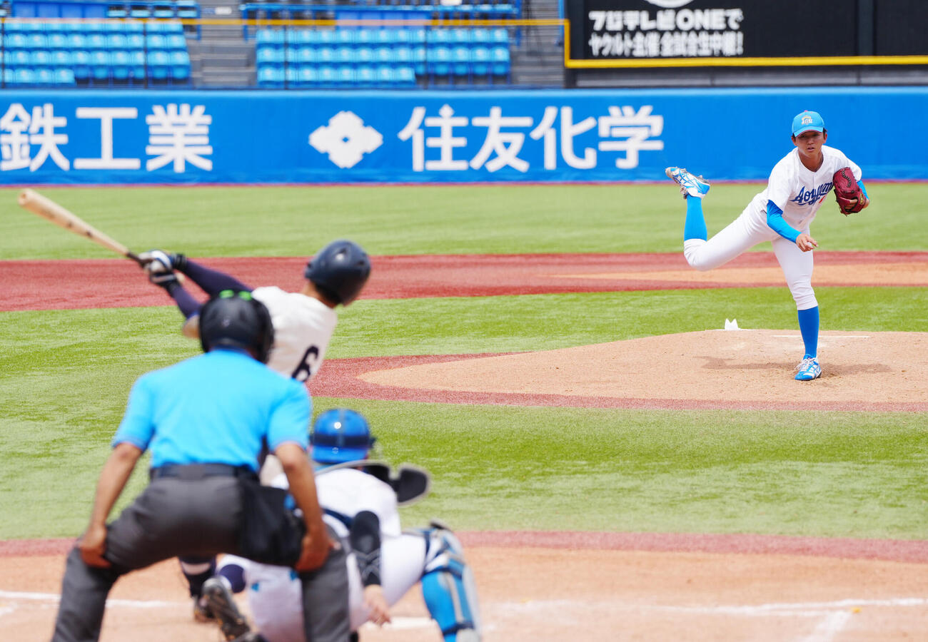 東都大学野球　青学大対東洋大　3回裏東洋大2死、金丸健司から空振り三振を奪う鈴木泰成（撮影・江口和貴）