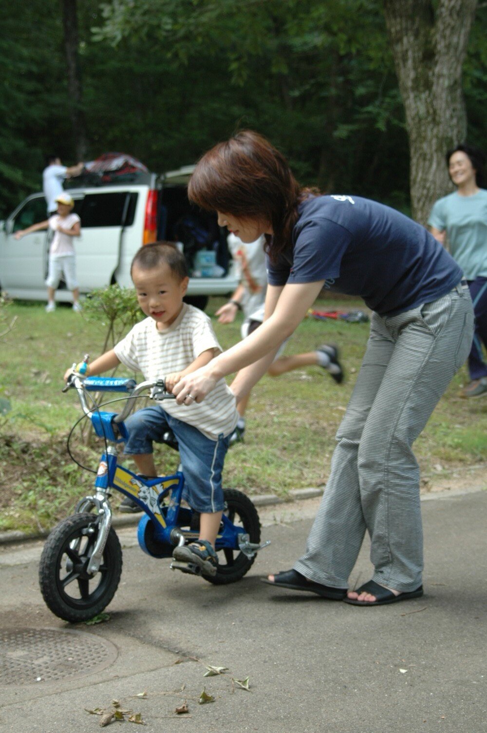 幼少時代に母と自転車で遊ぶ阪神岡城（左）