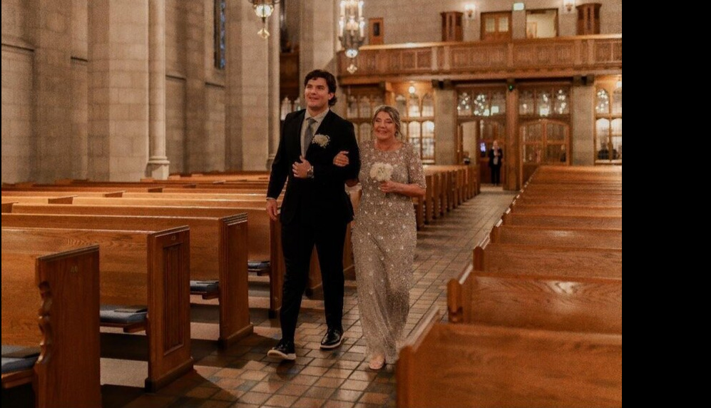 昨年10月のシーモア実姉の結婚式での母ゾーさんとの2ショット（本人提供）