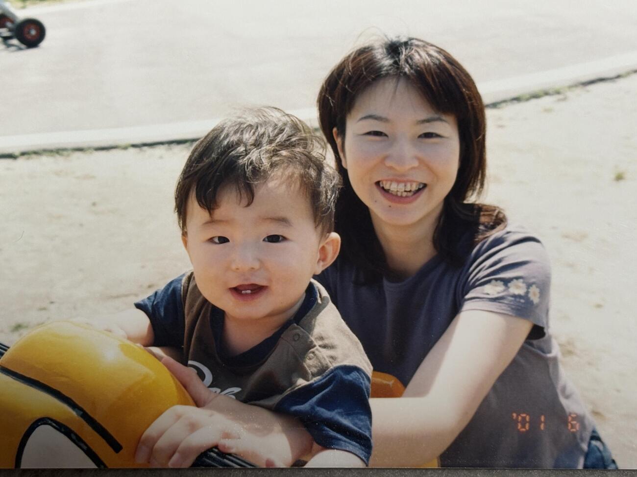 幼少期の楽天荘司と母裕子さん（本人提供）